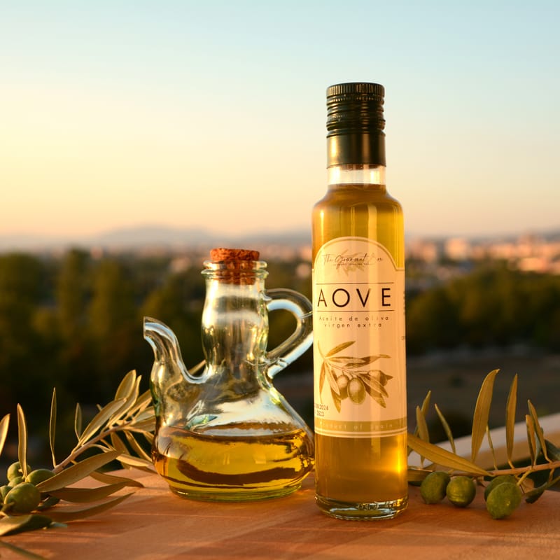 Caja gourmet Classic con aceite de oliva virgen extra y vino